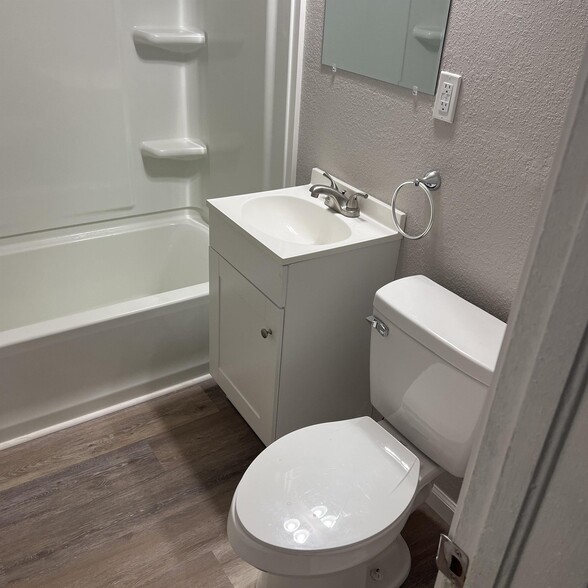 Building Photo - 525 E Ute St