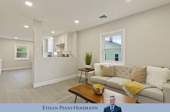 Building Photo - 7 Cozy St