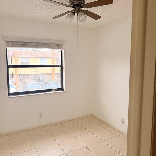 Building Photo - 6518 SW 41st St