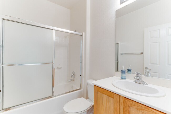 Building Photo - Spacious & Bright 3-Bed Home in Desirable ...