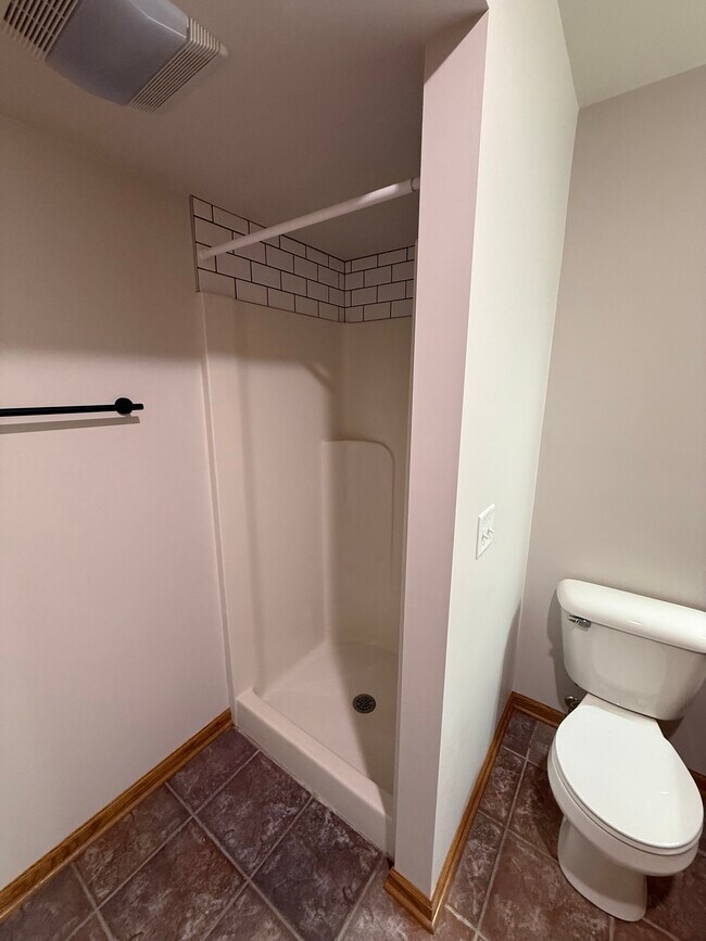 Building Photo - 8197 Cottonwood Dr