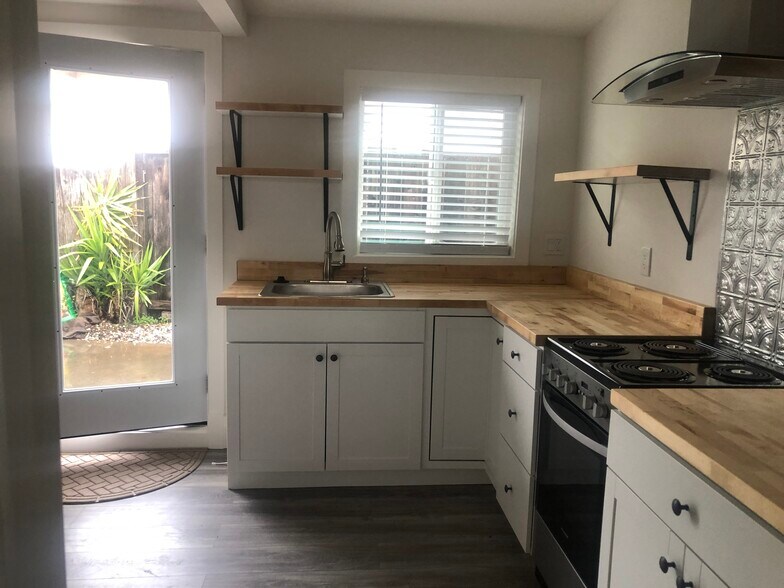 Kitchen - 680 Rosal Way