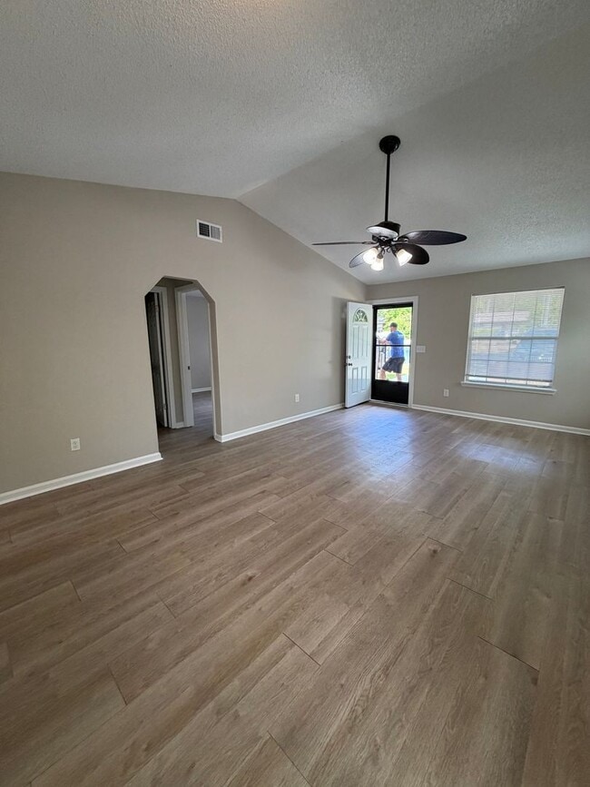 Building Photo - Gorgeous 2/2 newly renovated townhome available now!