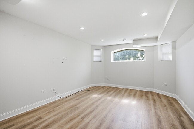 Building Photo - 5851 N Virginia Ave