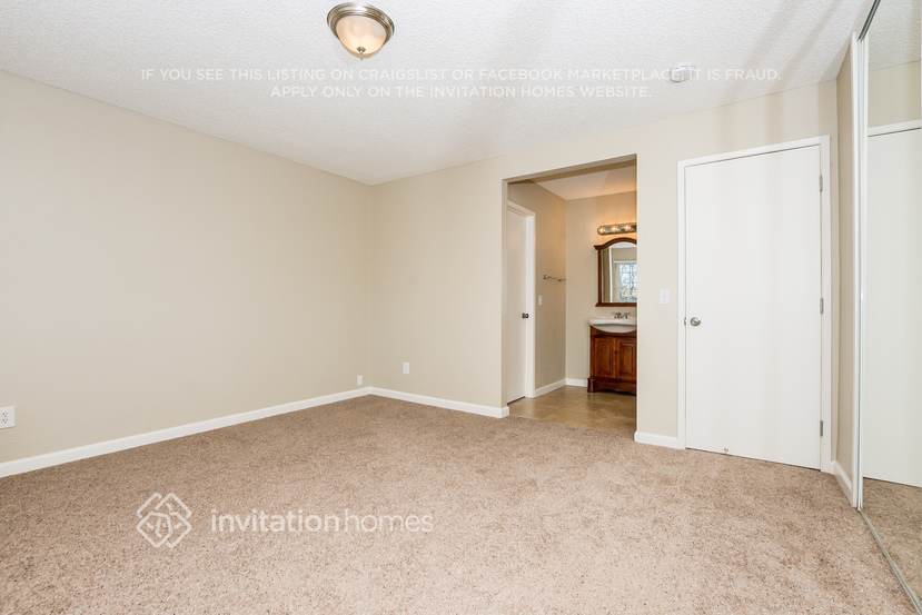 Building Photo - 560 E Wigeon Way