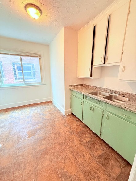 Building Photo - 12032 Santa Rosa Dr