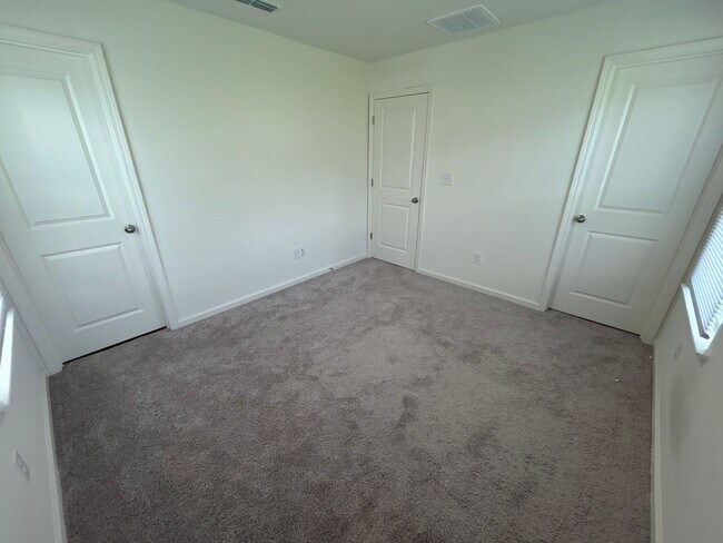 Building Photo - 3 Bedroom | 2.5 Bathroom End Unit Raleigh ...