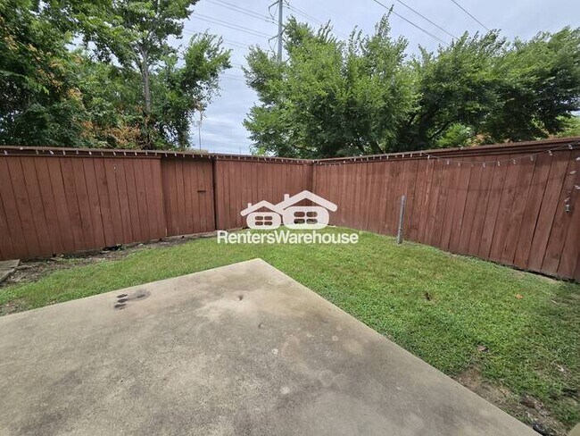 Building Photo - MOVE IN READY - Spacious 2-story townhouse...