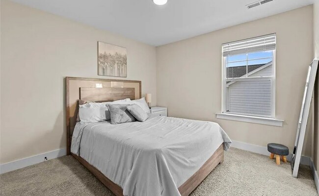 Building Photo - Like new modern maintenance free 3 bedroom 2.5 bath townhouse in Greensboro. Lawn care included.