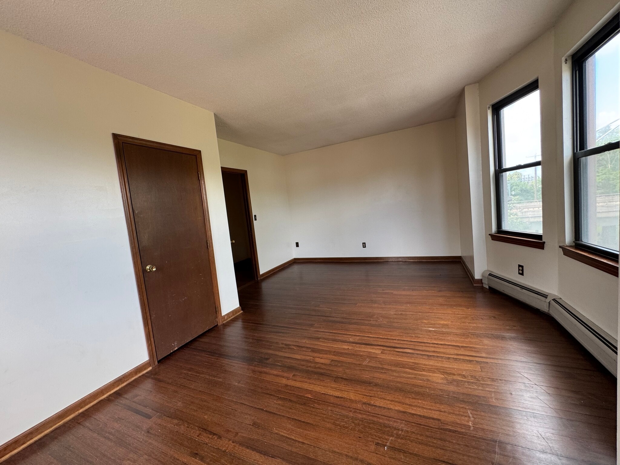 Main bedroom - 67 E Main St