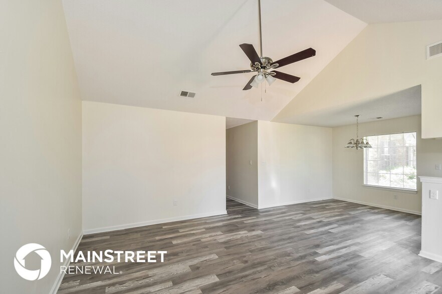 Building Photo - 2835 Heatherglen Cove W