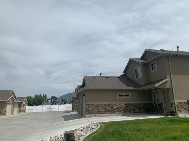 Building Photo - 966 W 1075 S