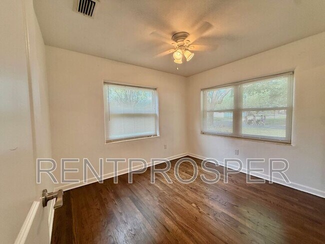 Building Photo - 207 James Dr