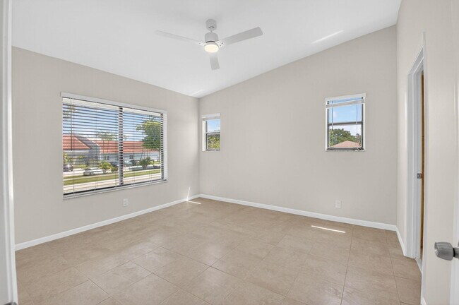 Building Photo - 6649 Somerset Dr