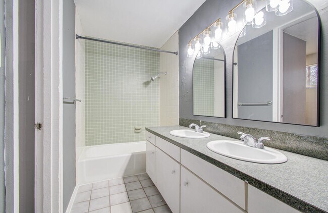 Building Photo - 417 Brook Hollow Dr