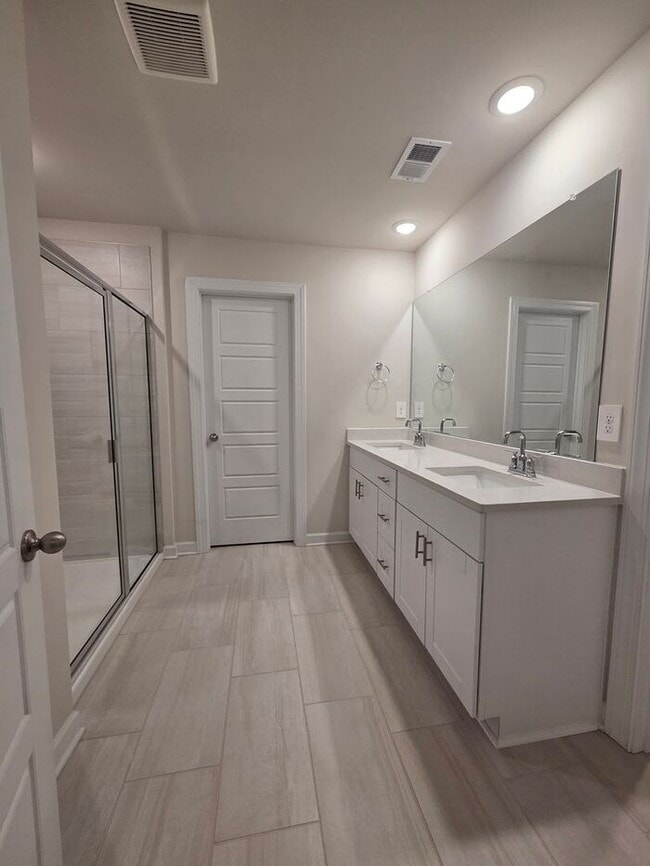 Building Photo - Beautiful and spacious! Ready for move in!