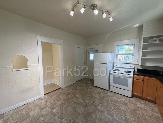 Building Photo - $500 Off 1st Full Month! Tacoma Area 3 Bedroom 1 Bathroom Duplex