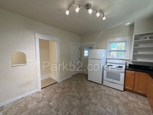 Building Photo - Tacoma Area 3 Bedroom 1 Bathroom Duplex