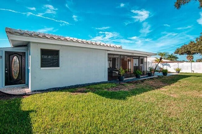 Building Photo - 14665 Crown Dr