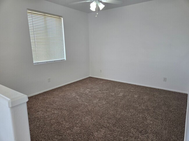 Building Photo - Spacious 4 bed, 3 full bath home in New Ri...