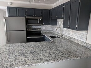 Building Photo - Gorgeous 1BR Condo Walk to Class