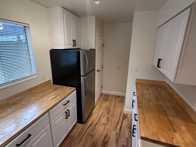 Building Photo - Fully Updated Townhouse in Mid-Town Ft Collins - Available Now!