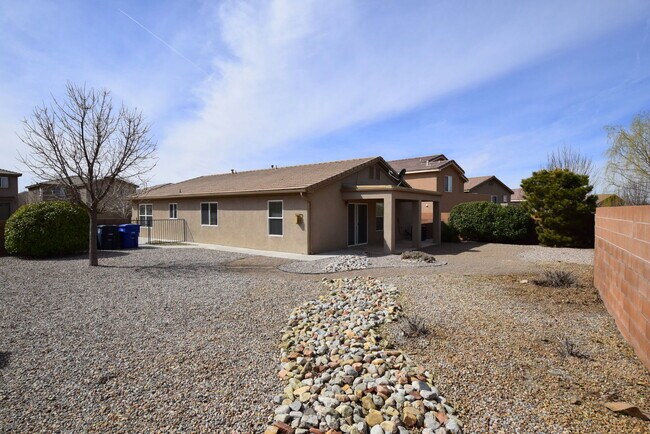 Building Photo - Amazing 3 Bedroom Home Near KAFB!