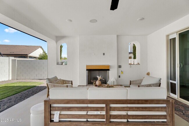 Building Photo - 9418 E Theia Dr