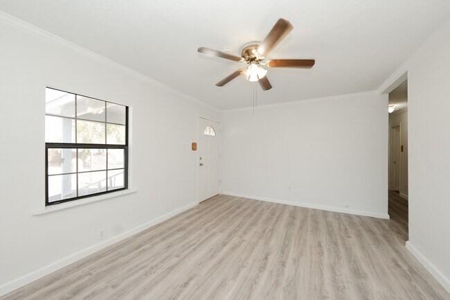 Building Photo - 9526 Nyssa St