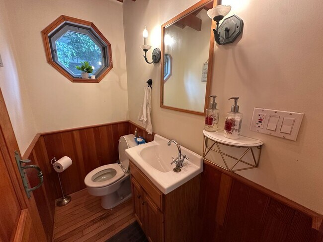 Building Photo - 3 Bed/1.5 Bath - Backyard - Off-Street Parking - Oak Square