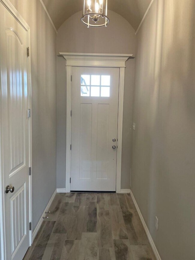 Building Photo - Newer Home in Grand Places
