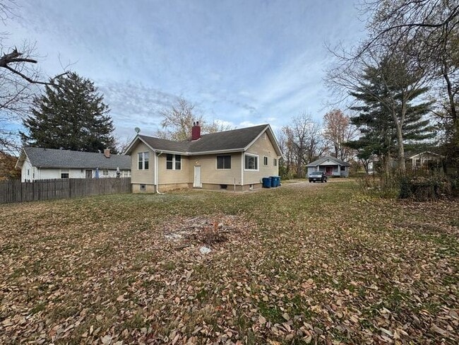 Building Photo - 2 Bedroom Must See!