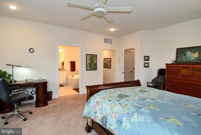 Building Photo - 4-Level Furnished townhome!