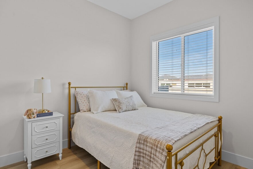 Building Photo - 16714 E Almont Dr