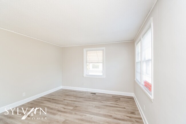 Building Photo - The living is easy in this 3 bedroom, 2 ba...
