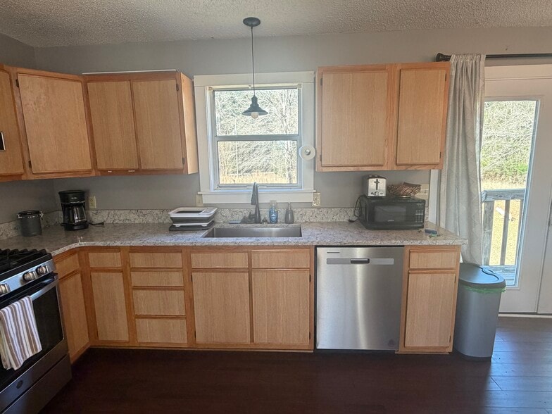 Building Photo - 179 Morninglow Dr