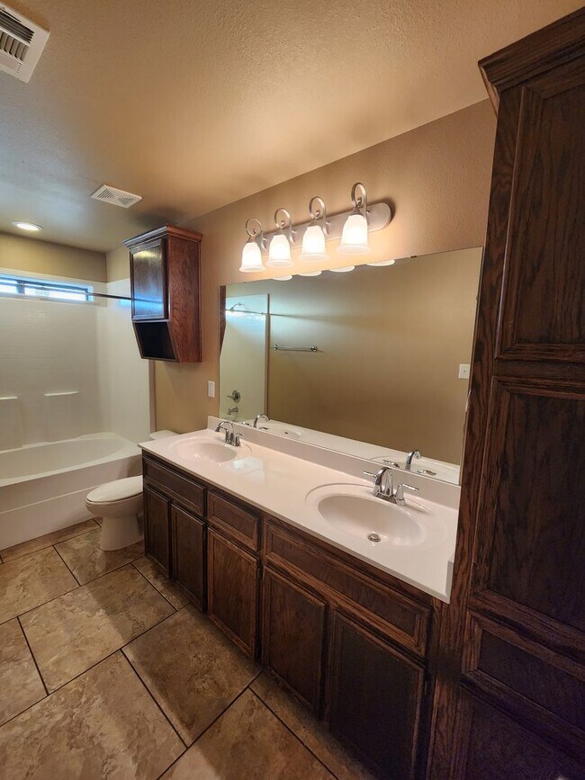 Building Photo - Beautiful 3 bed/2 bath Duplex off of Bunny...