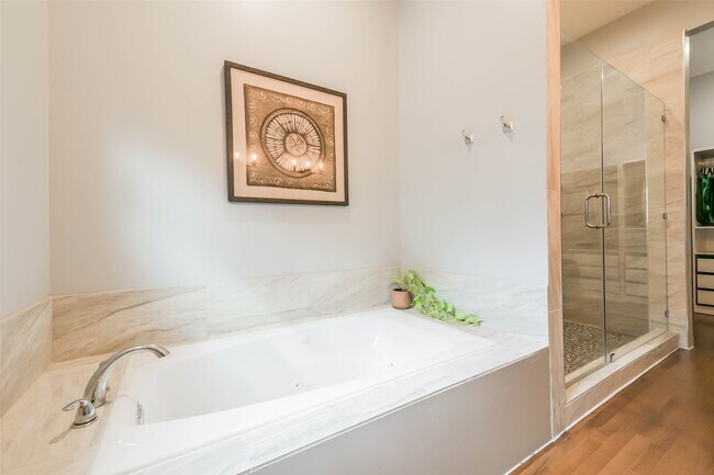 Building Photo - 213 N Hutcheson St