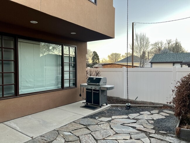 Building Photo - 753 Oak St