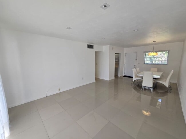 Building Photo - 2-Bed, 2-Bath Miami Condo in HOA Community – Pool, Laundry On-Site