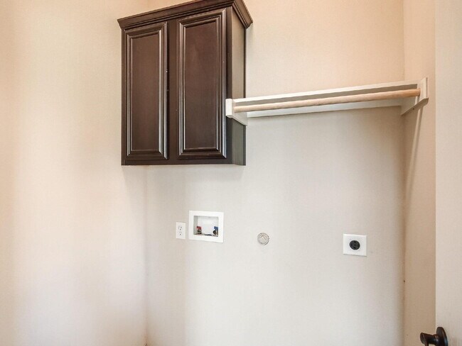 Building Photo - "Charming 3-Bed, 2-Bath Townhouse Retreat in Mesquite – Spacious 1586 Sq Ft on Woodshire Avenue!"...