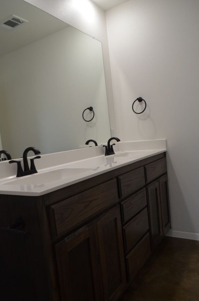 Building Photo - 983 Cline Dr