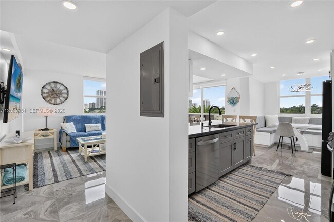 Building Photo - 3113 S Ocean Dr