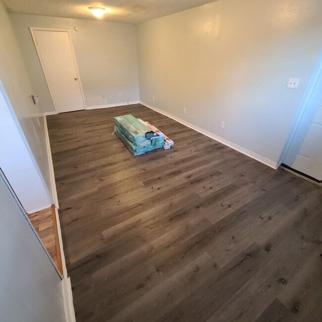 Building Photo - Charming Three Bedroom One Bathroom House ...