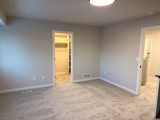 Building Photo - All Utilities Included in this 3 Bedroom South Anchorage Townhouse!