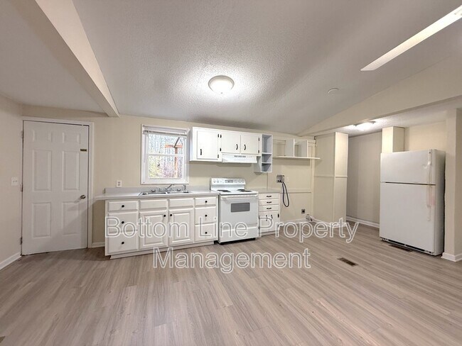 Building Photo - 2400 Hart Rd