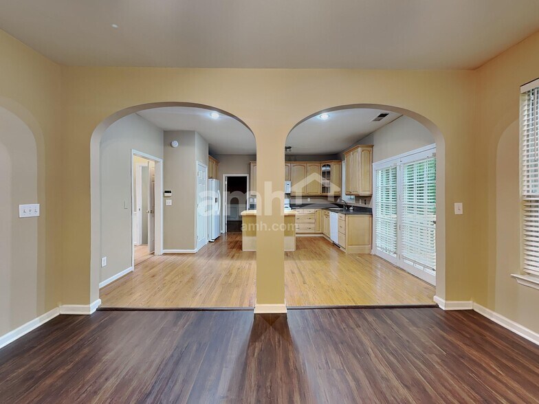 Building Photo - 433 Holland Springs Dr