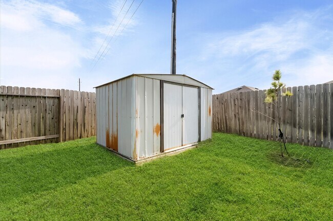 Building Photo - 8207 Amaryllis Ct