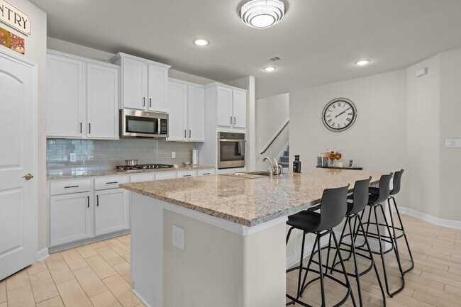 Building Photo - 5010 Aspen Rd
