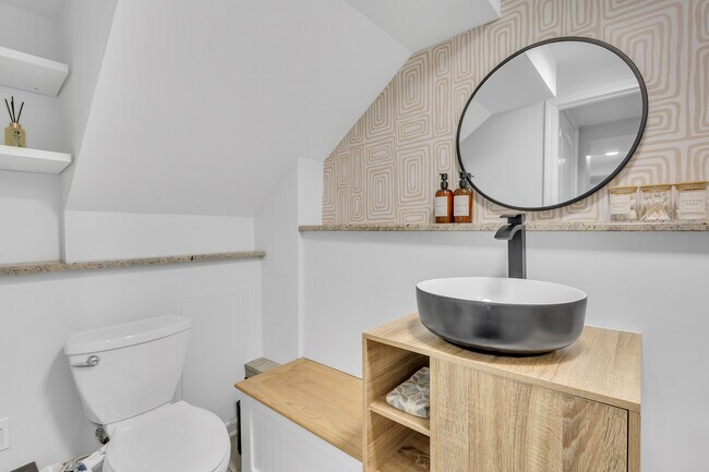 Building Photo - 2112 N Sawyer Ave